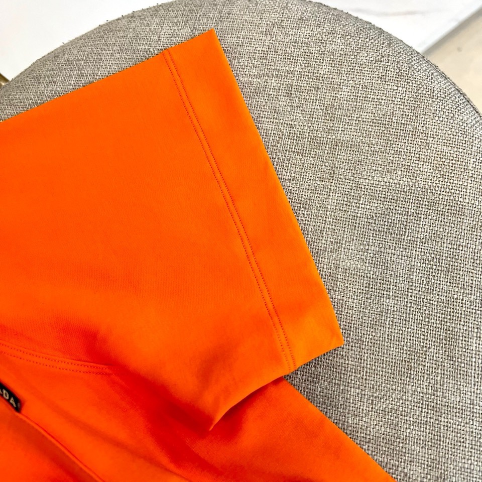 Prad普拉达、2026春夏男士圆领短袖T恤，以简约设计诠释意式美学精髓。款式采用经典圆领与宽松有度的现