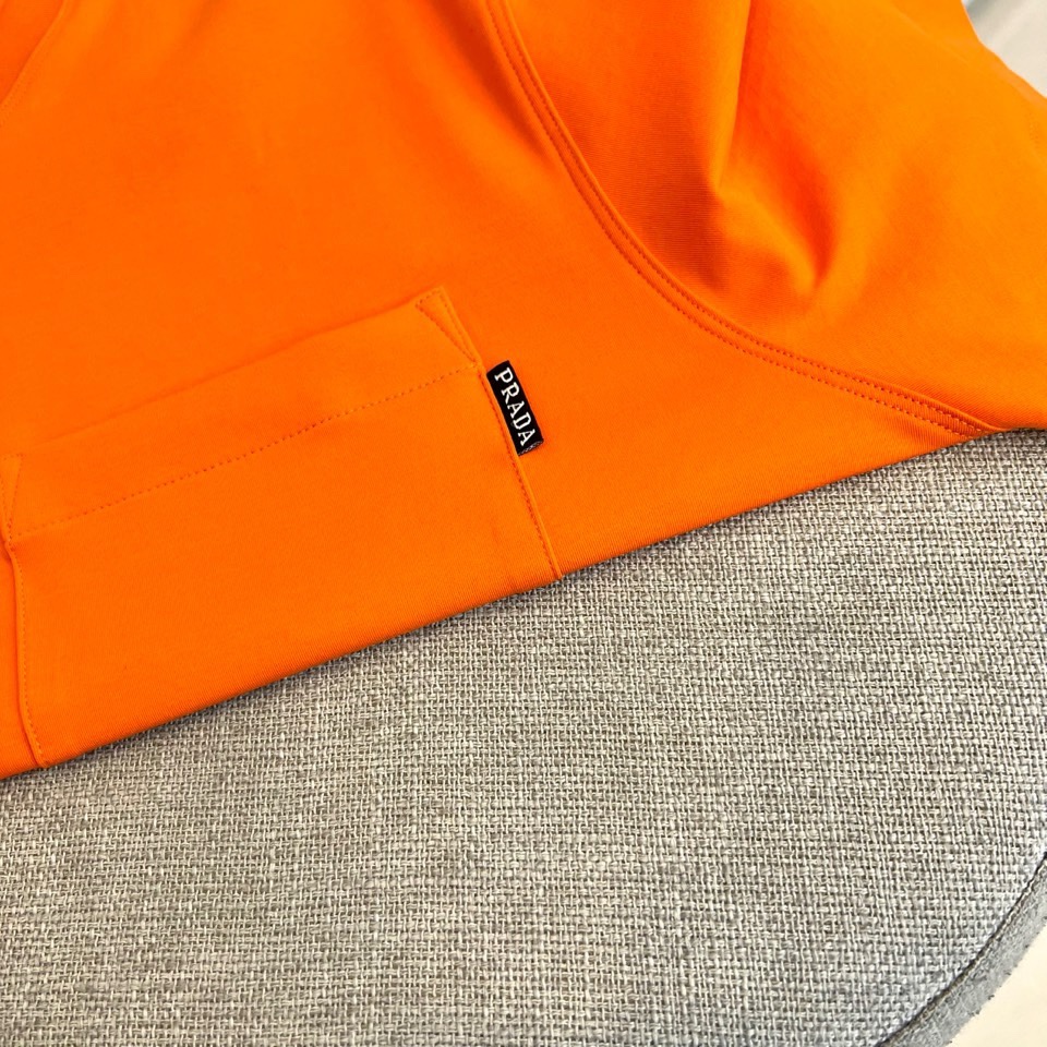 Prad普拉达、2026春夏男士圆领短袖T恤，以简约设计诠释意式美学精髓。款式采用经典圆领与宽松有度的现