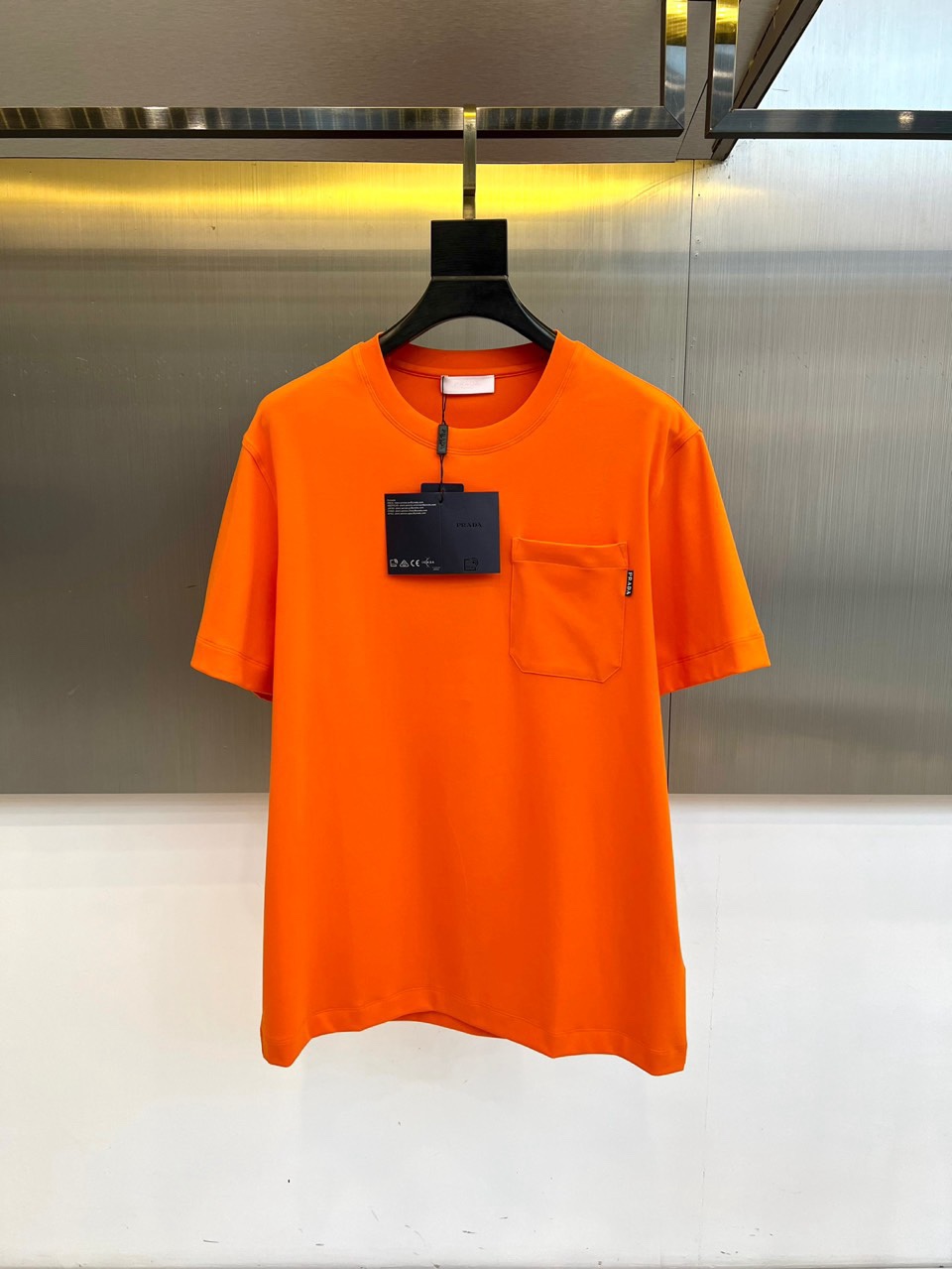 Prad普拉达、2026春夏男士圆领短袖T恤，以简约设计诠释意式美学精髓。款式采用经典圆领与宽松有度的现