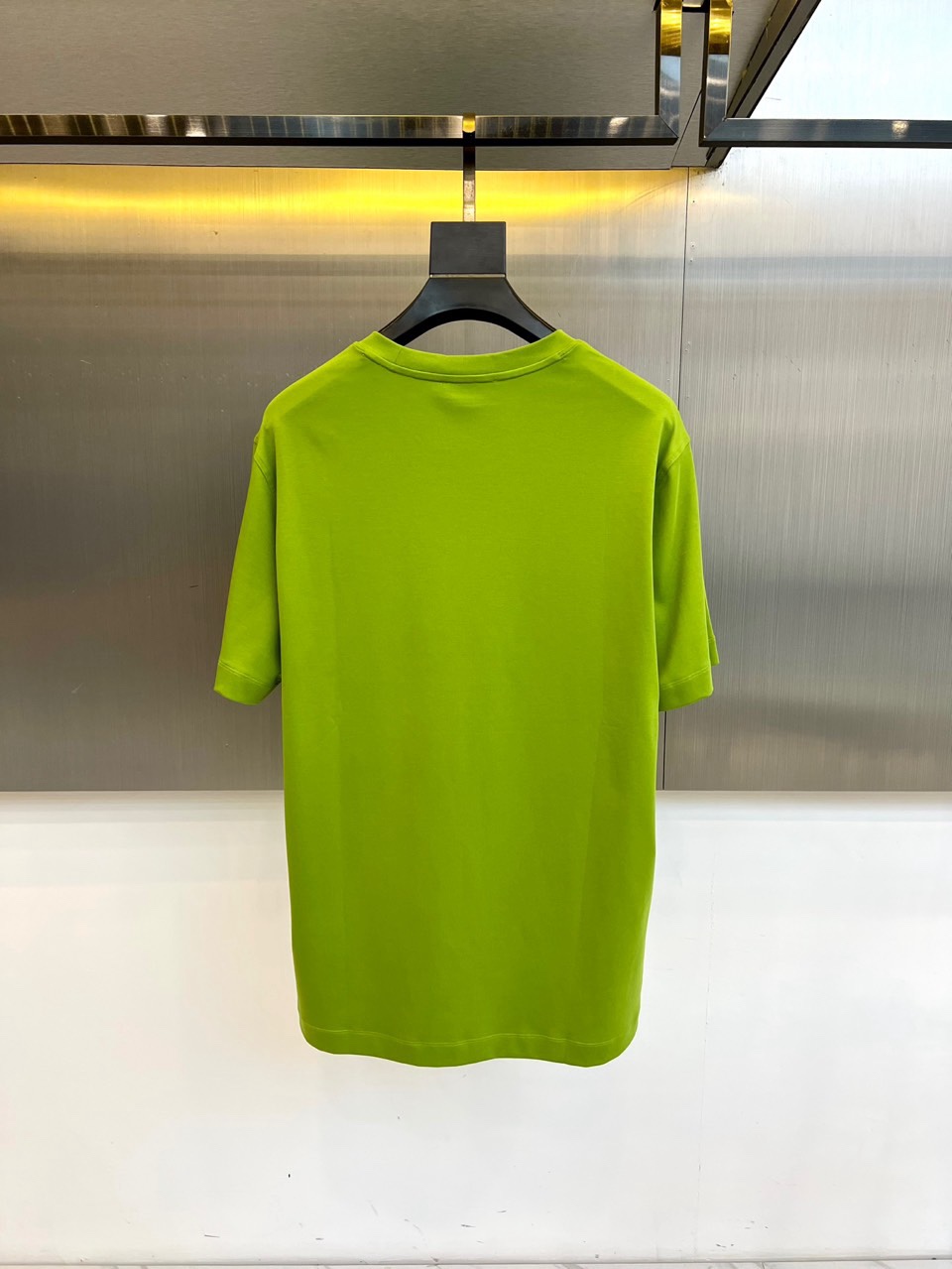 Prad普拉达、2026春夏男士圆领短袖T恤，以简约设计诠释意式美学精髓。款式采用经典圆领与宽松有度的现