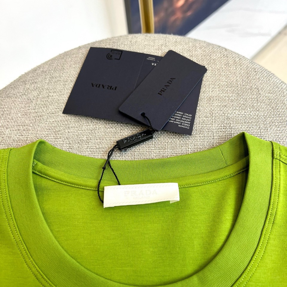 Prad普拉达、2026春夏男士圆领短袖T恤，以简约设计诠释意式美学精髓。款式采用经典圆领与宽松有度的现