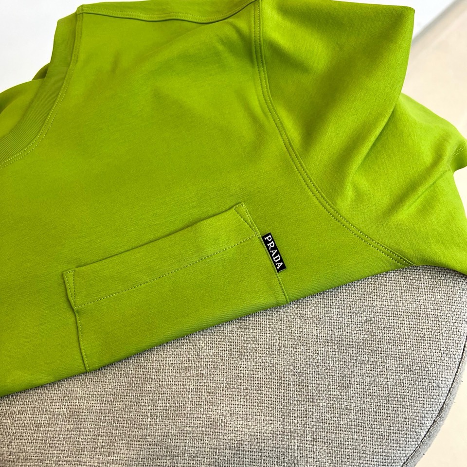 Prad普拉达、2026春夏男士圆领短袖T恤，以简约设计诠释意式美学精髓。款式采用经典圆领与宽松有度的现