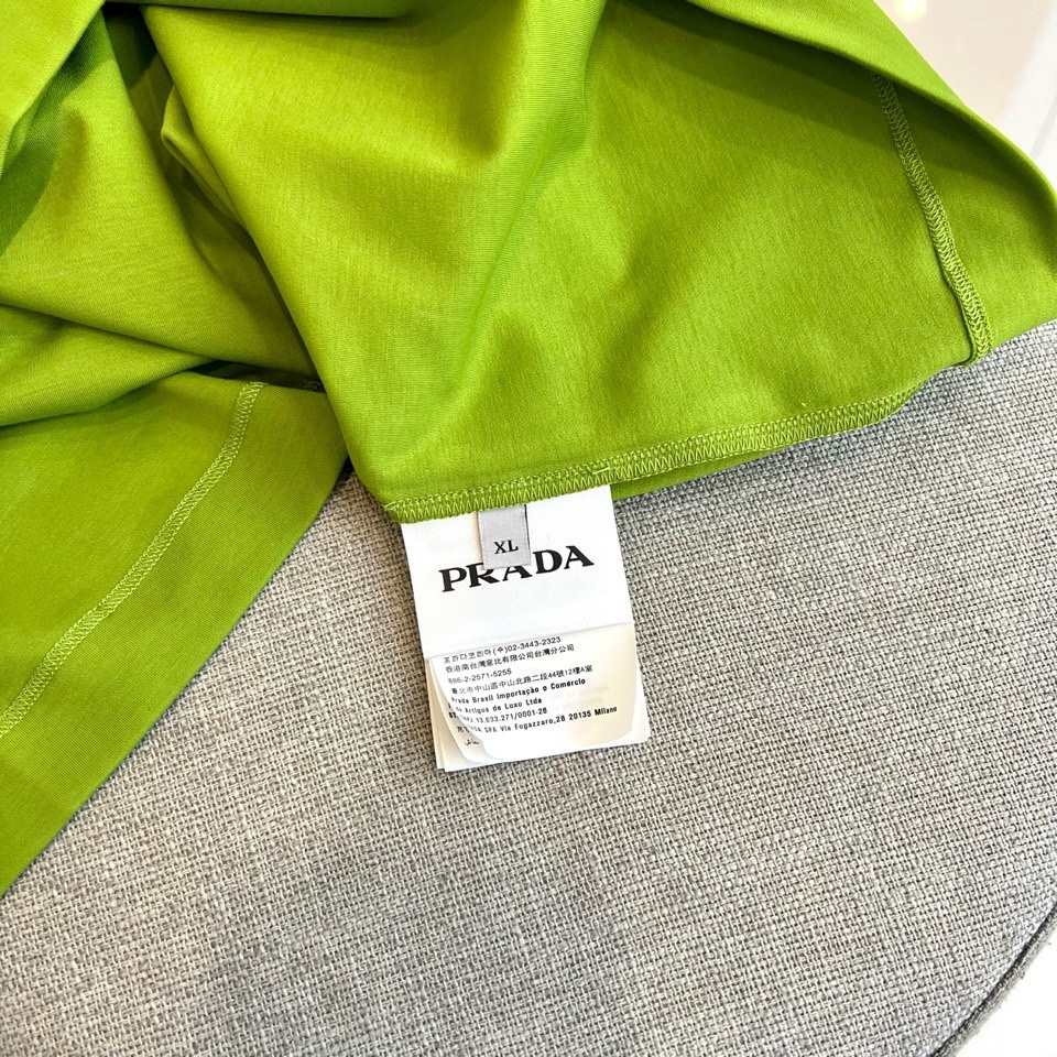 Prad普拉达、2026春夏男士圆领短袖T恤，以简约设计诠释意式美学精髓。款式采用经典圆领与宽松有度的现