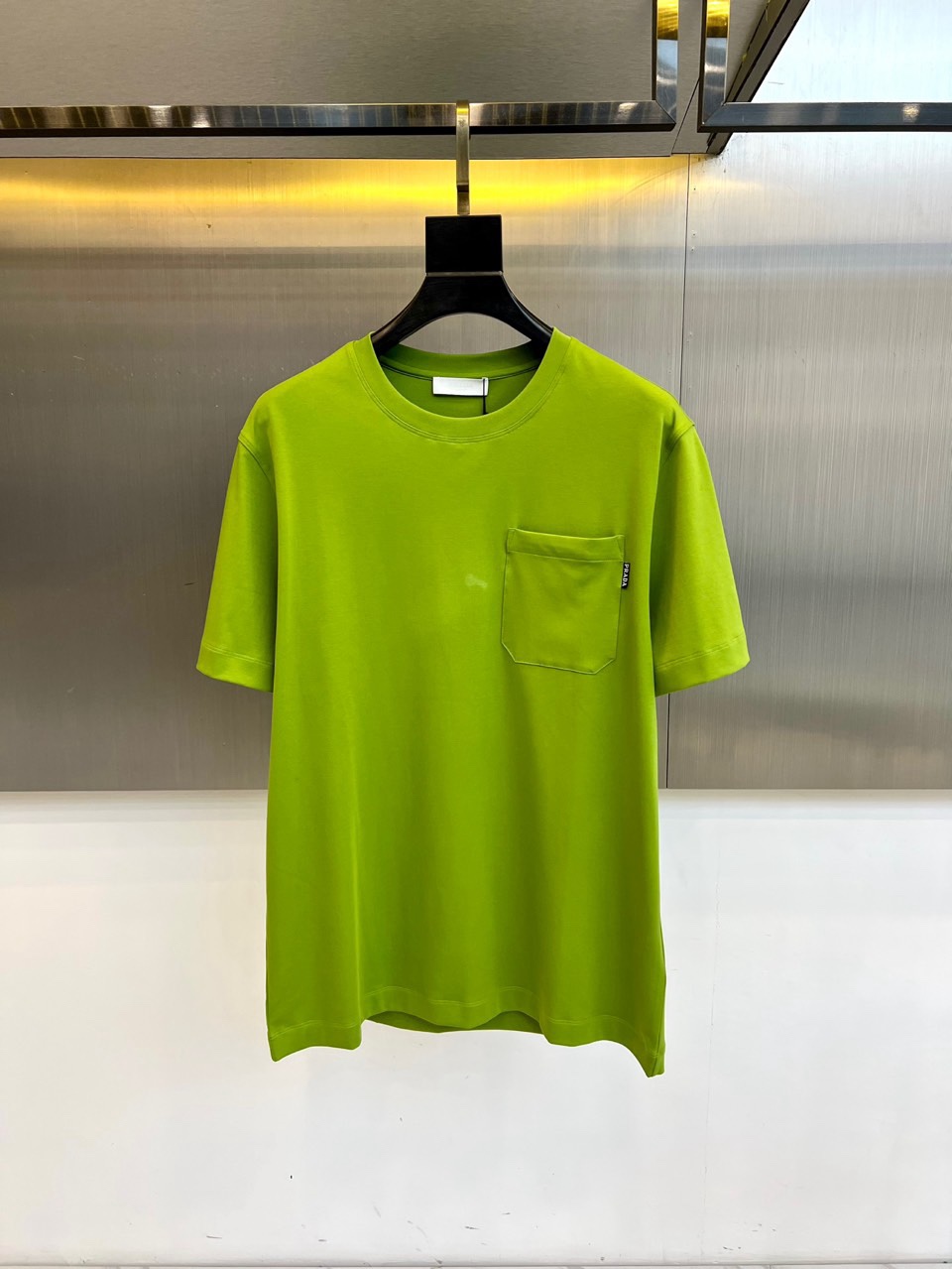 Prad普拉达、2026春夏男士圆领短袖T恤，以简约设计诠释意式美学精髓。款式采用经典圆领与宽松有度的现