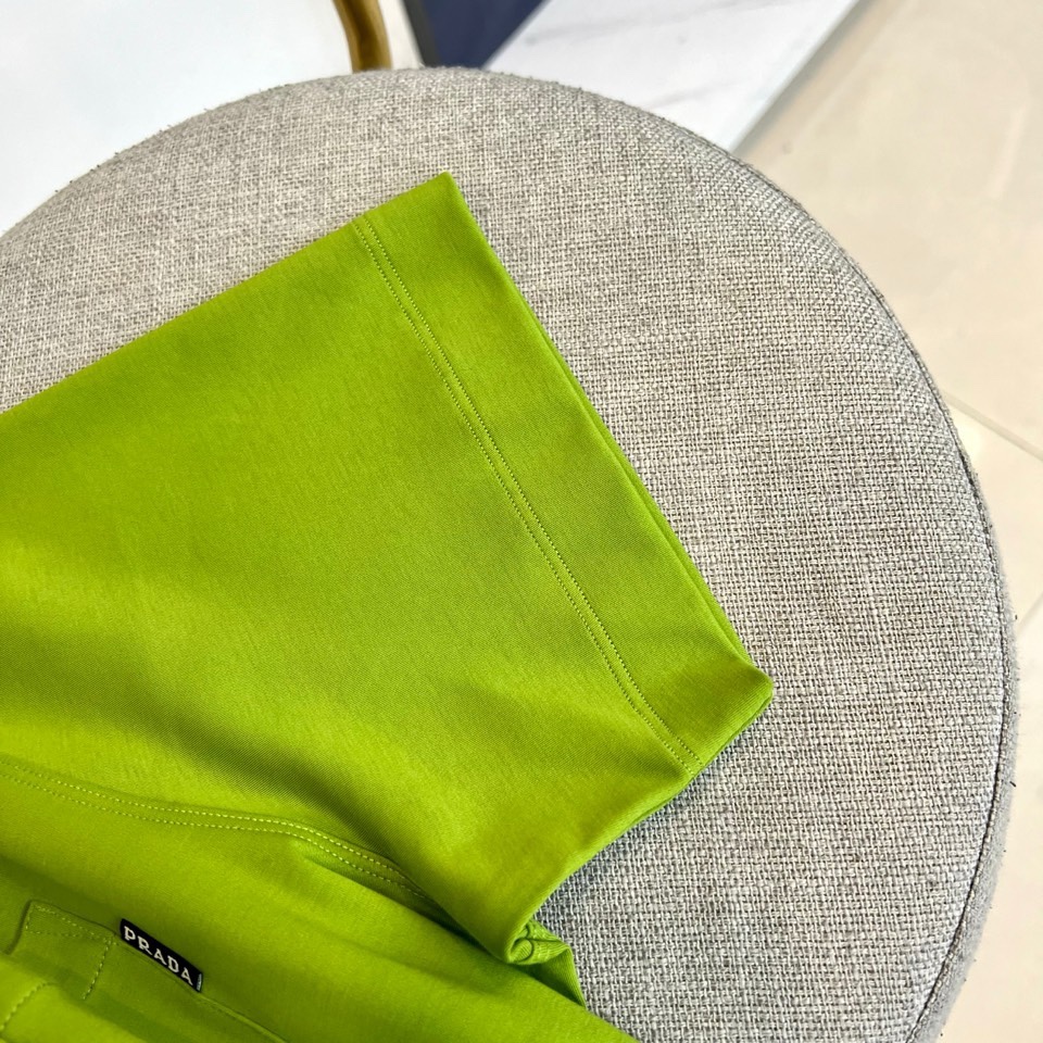 Prad普拉达、2026春夏男士圆领短袖T恤，以简约设计诠释意式美学精髓。款式采用经典圆领与宽松有度的现