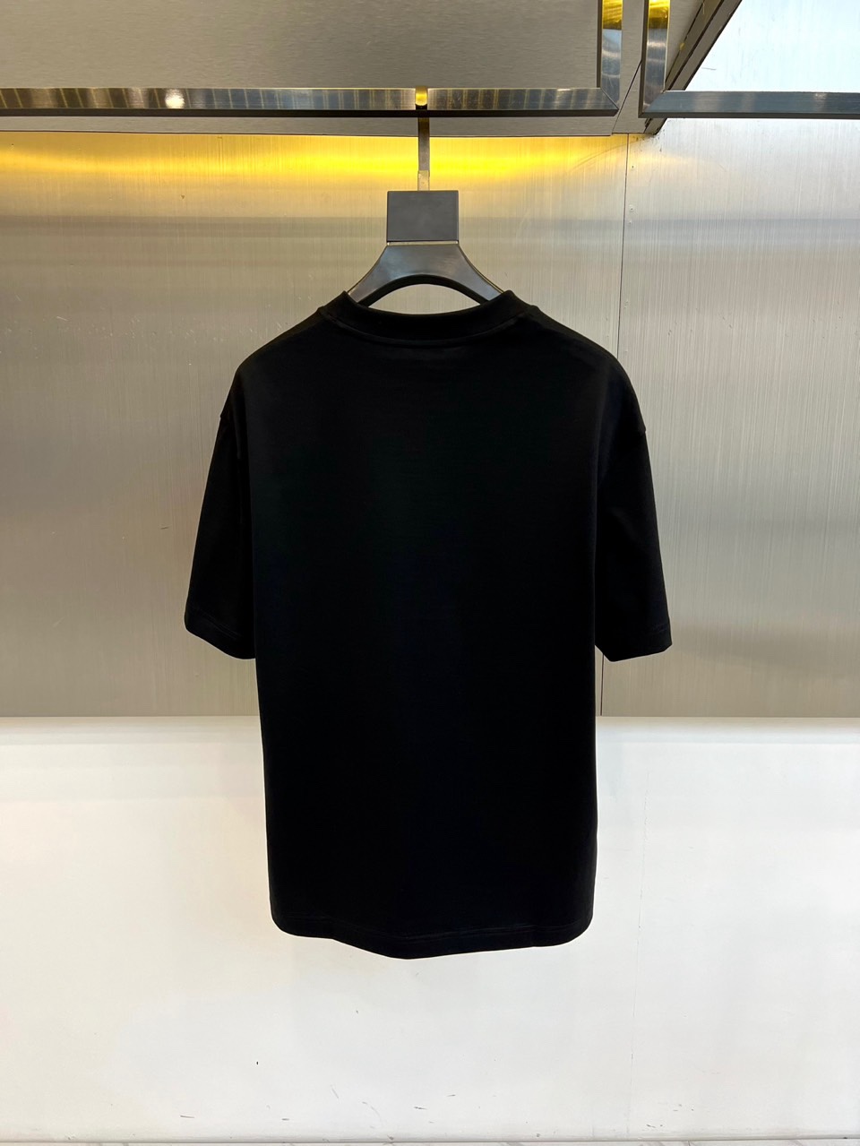 Lowe罗意威、2026春夏男士圆领短袖T恤，以极简廓形承载艺术巧思。款式采用经典圆领与修身剪裁，确保穿