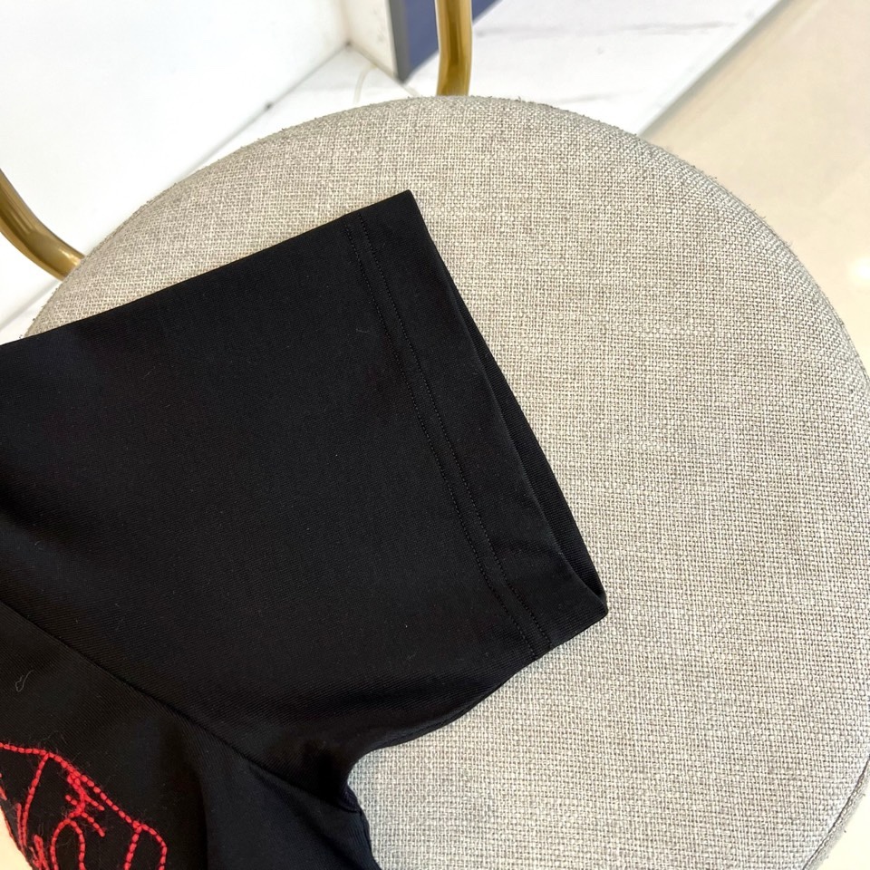 Lowe罗意威、2026春夏男士圆领短袖T恤，以极简廓形承载艺术巧思。款式采用经典圆领与修身剪裁，确保穿