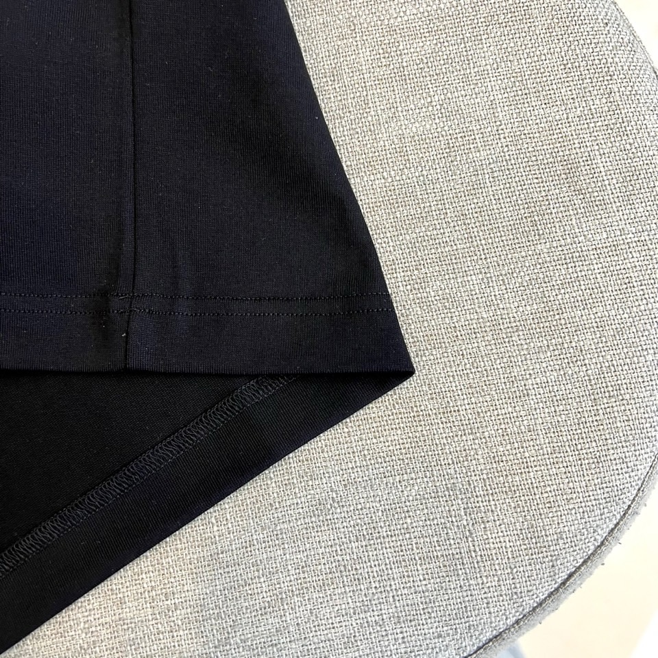 Lowe罗意威、2026春夏男士圆领短袖T恤，以极简廓形承载艺术巧思。款式采用经典圆领与修身剪裁，确保穿