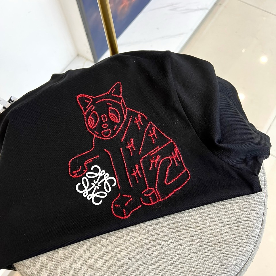 Lowe罗意威、2026春夏男士圆领短袖T恤，以极简廓形承载艺术巧思。款式采用经典圆领与修身剪裁，确保穿