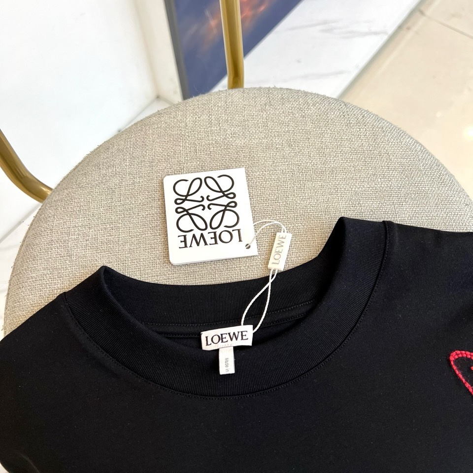 Lowe罗意威、2026春夏男士圆领短袖T恤，以极简廓形承载艺术巧思。款式采用经典圆领与修身剪裁，确保穿