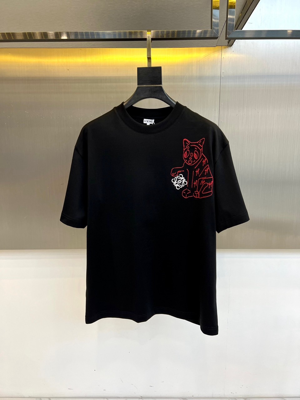 Lowe罗意威、2026春夏男士圆领短袖T恤，以极简廓形承载艺术巧思。款式采用经典圆领与修身剪裁，确保穿