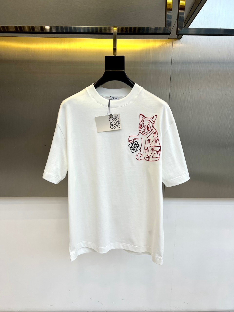 Lowe罗意威、2026春夏男士圆领短袖T恤，以极简廓形承载艺术巧思。款式采用经典圆领与修身剪裁，确保穿