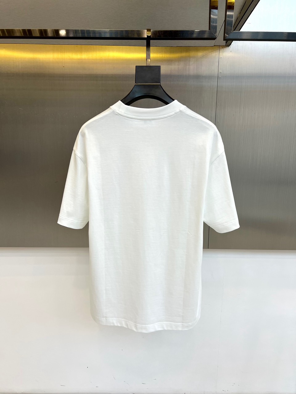 Lowe罗意威、2026春夏男士圆领短袖T恤，以极简廓形承载艺术巧思。款式采用经典圆领与修身剪裁，确保穿