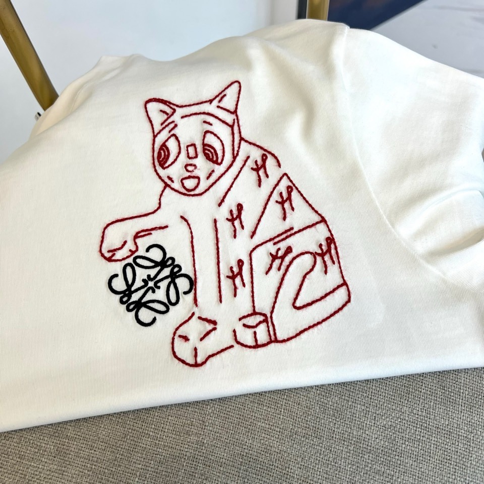 Lowe罗意威、2026春夏男士圆领短袖T恤，以极简廓形承载艺术巧思。款式采用经典圆领与修身剪裁，确保穿