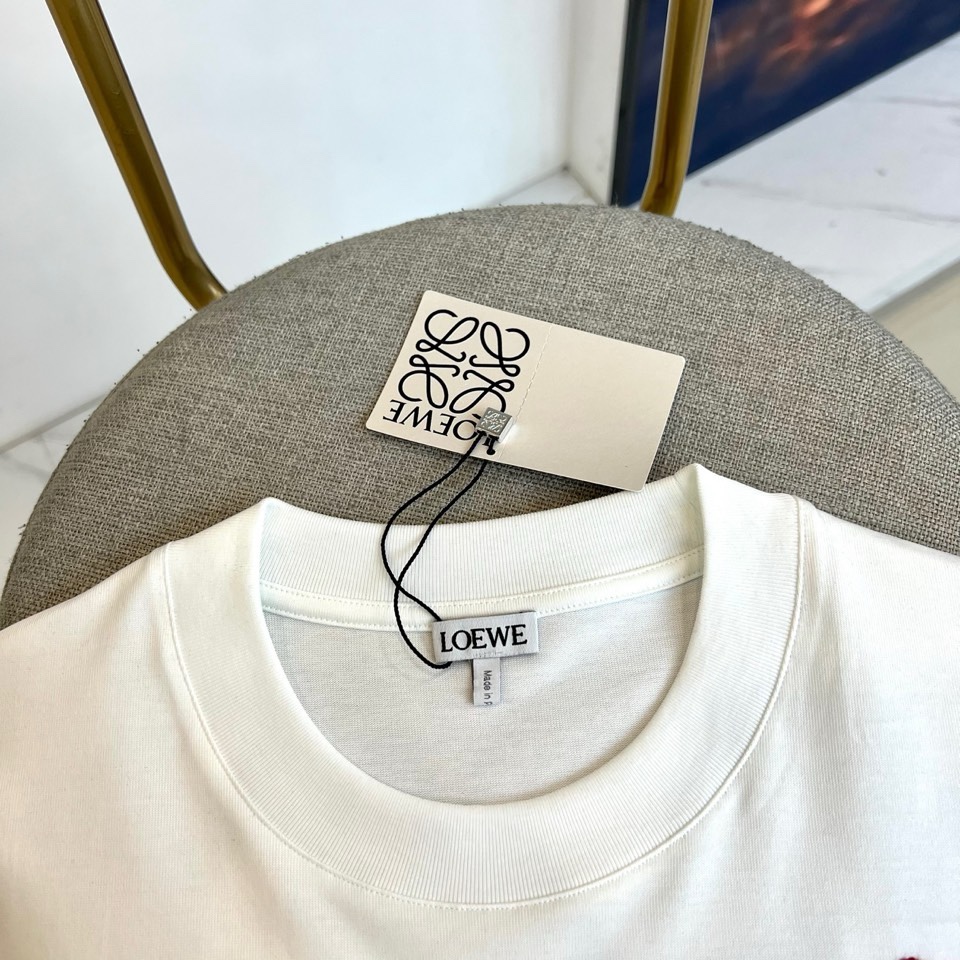 Lowe罗意威、2026春夏男士圆领短袖T恤，以极简廓形承载艺术巧思。款式采用经典圆领与修身剪裁，确保穿