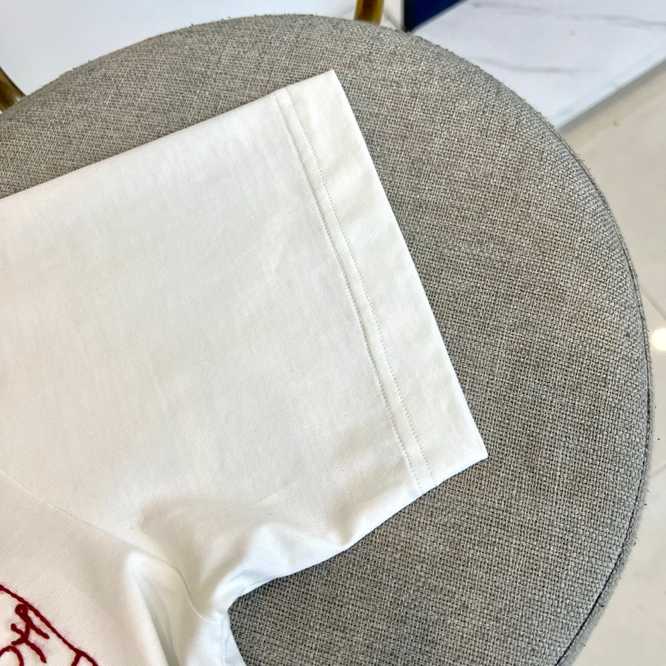 Lowe罗意威、2026春夏男士圆领短袖T恤，以极简廓形承载艺术巧思。款式采用经典圆领与修身剪裁，确保穿