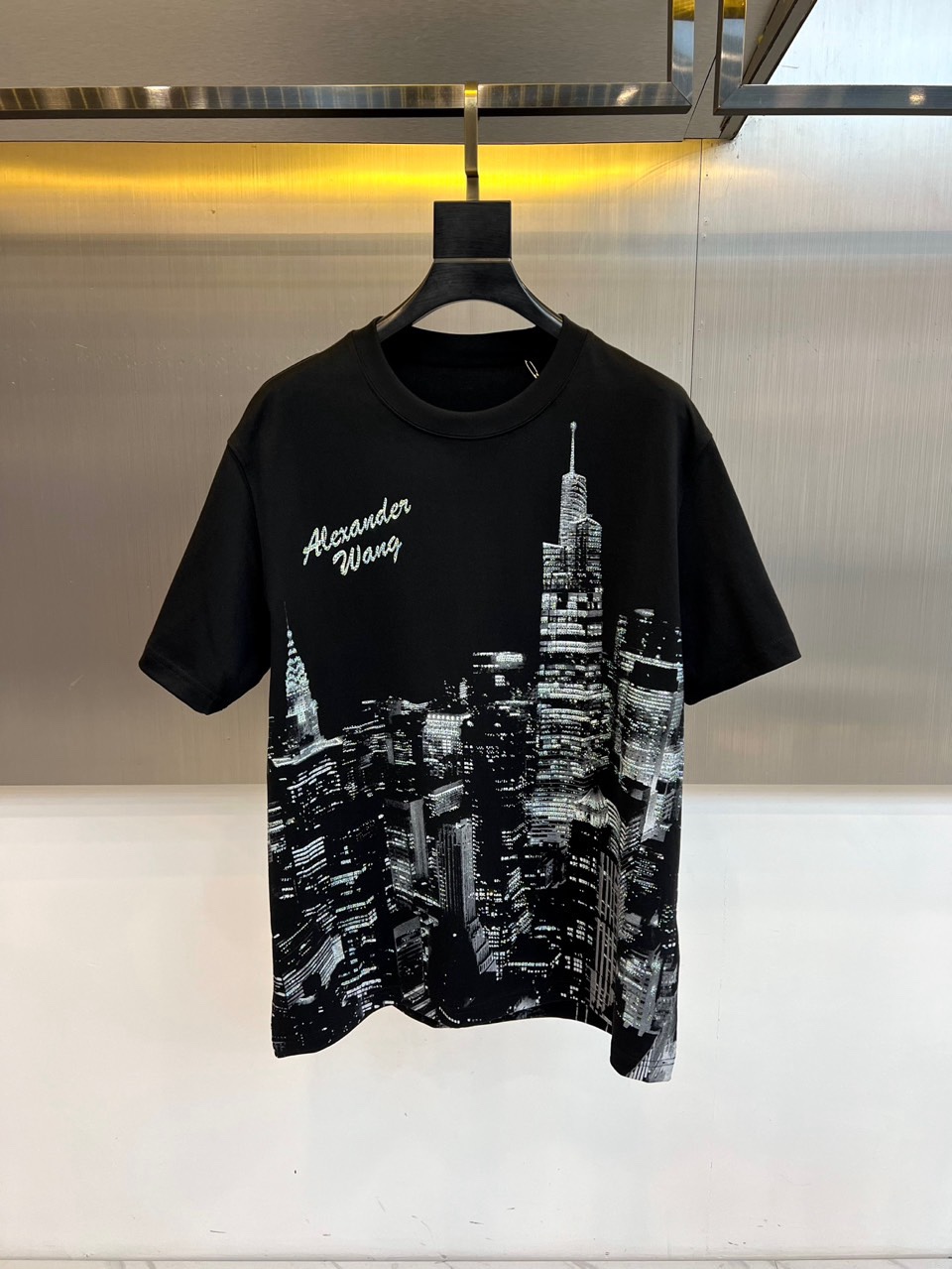 Alexander Wang亚历山大、纽约天际线水晶烫印 T 恤棉质面料，正面是黑白城市天际线印花，现代
