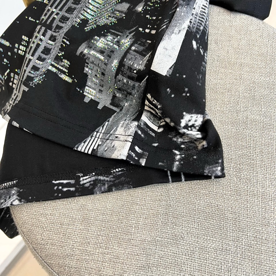 Alexander Wang亚历山大、纽约天际线水晶烫印 T 恤棉质面料，正面是黑白城市天际线印花，现代