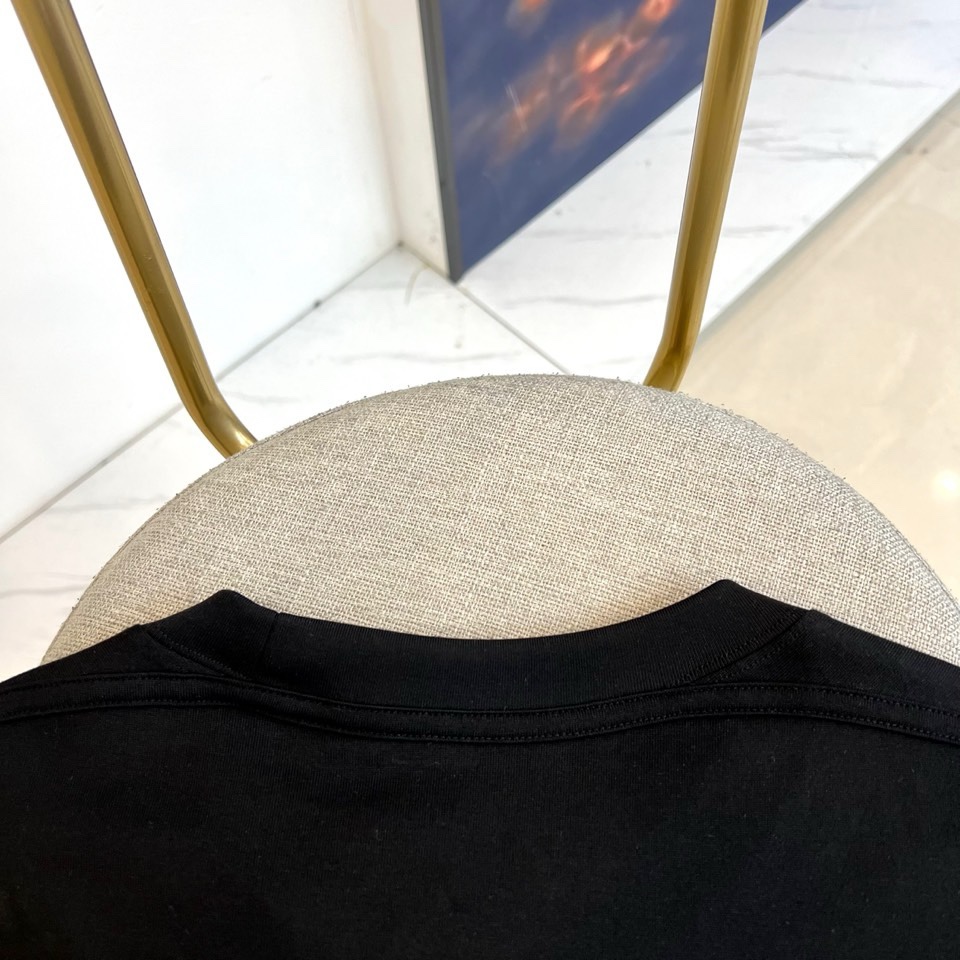 Alexander Wang亚历山大、纽约天际线水晶烫印 T 恤棉质面料，正面是黑白城市天际线印花，现代