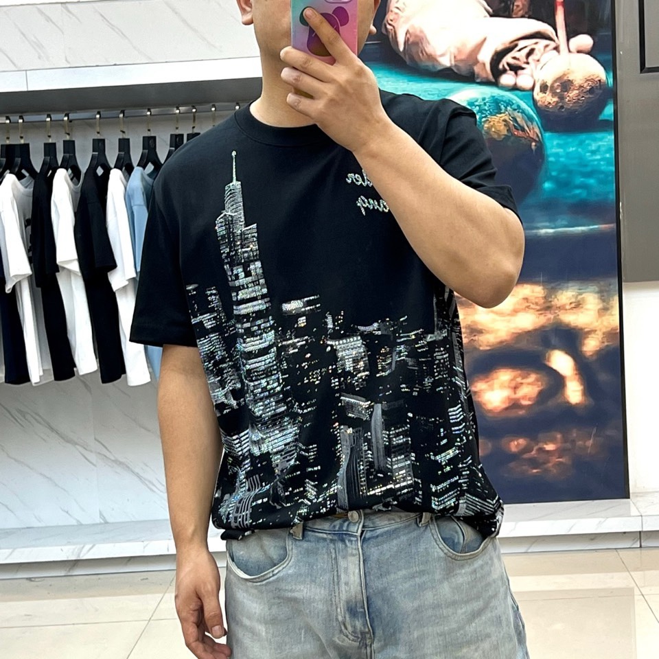 Alexander Wang亚历山大、纽约天际线水晶烫印 T 恤棉质面料，正面是黑白城市天际线印花，现代