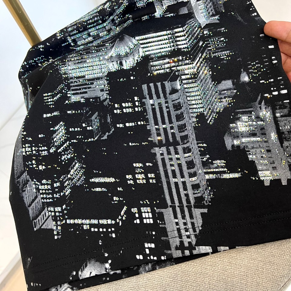 Alexander Wang亚历山大、纽约天际线水晶烫印 T 恤棉质面料，正面是黑白城市天际线印花，现代