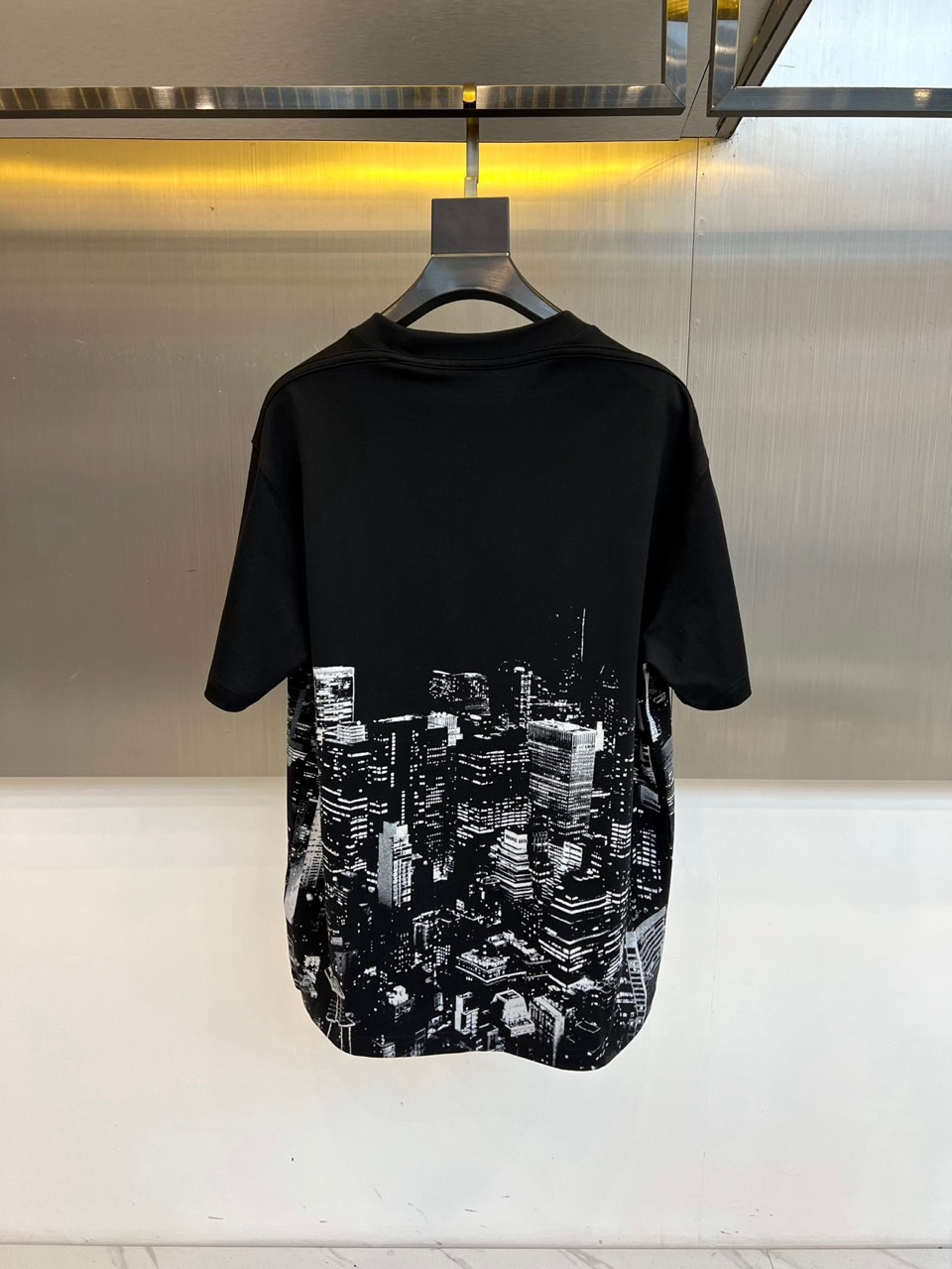 Alexander Wang亚历山大、纽约天际线水晶烫印 T 恤棉质面料，正面是黑白城市天际线印花，现代