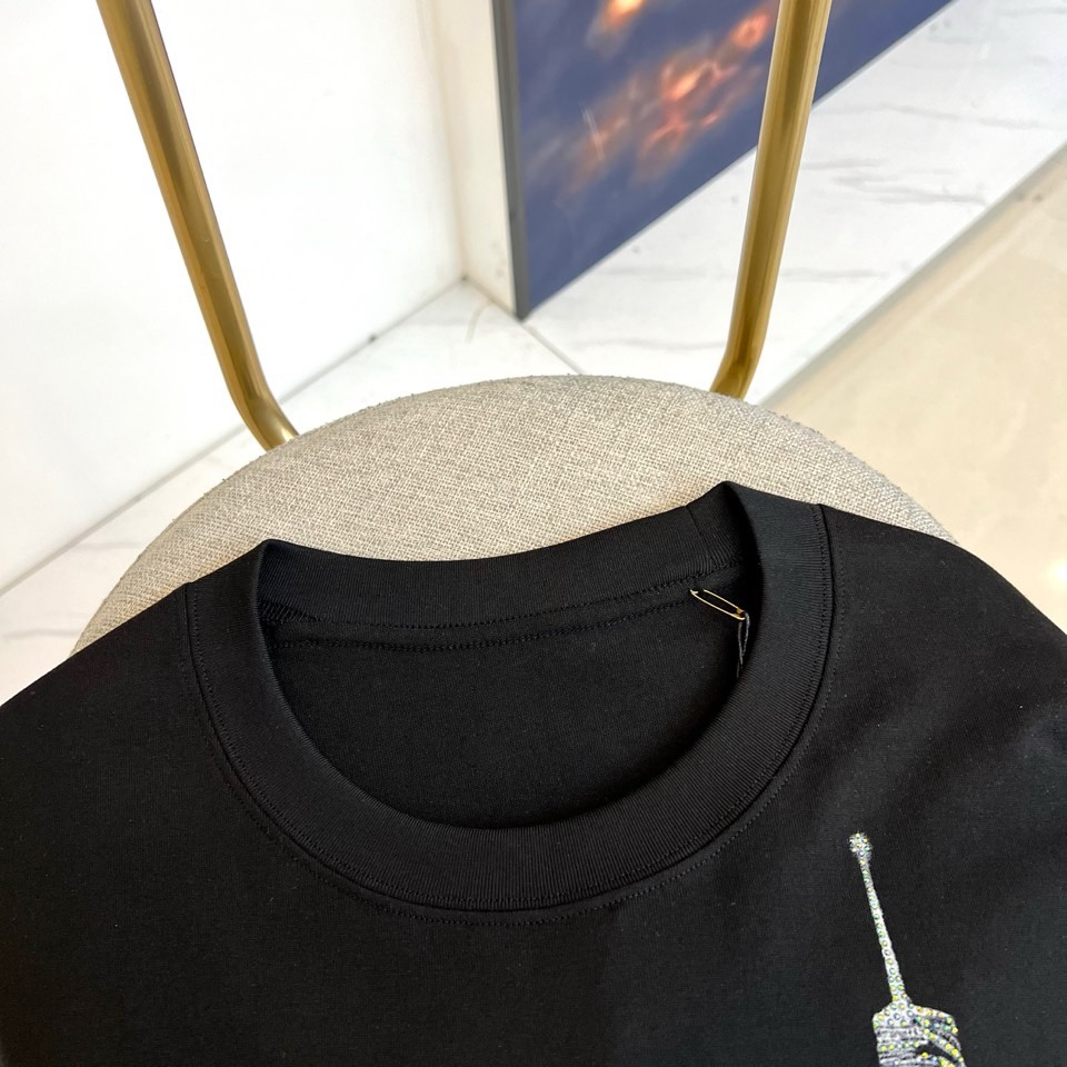 Alexander Wang亚历山大、纽约天际线水晶烫印 T 恤棉质面料，正面是黑白城市天际线印花，现代