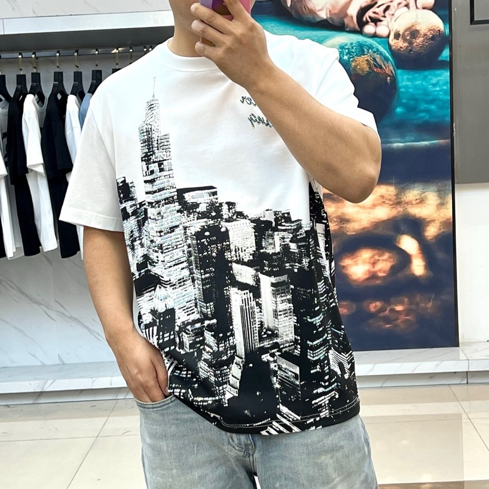 Alexander Wang亚历山大、纽约天际线水晶烫印 T 恤棉质面料，正面是黑白城市天际线印花，现代