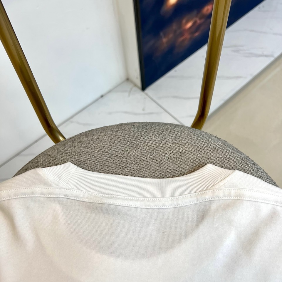 Alexander Wang亚历山大、纽约天际线水晶烫印 T 恤棉质面料，正面是黑白城市天际线印花，现代