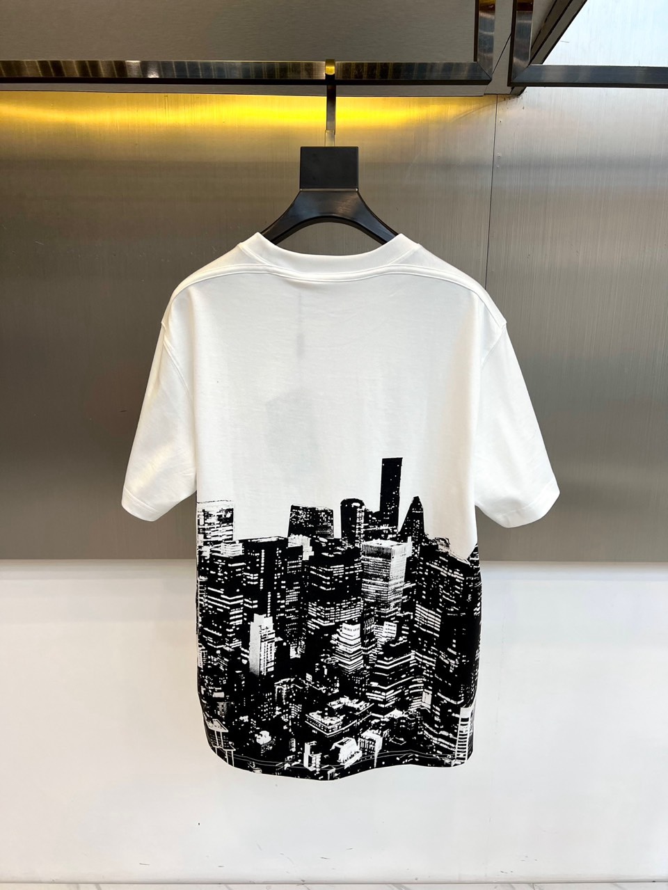 Alexander Wang亚历山大、纽约天际线水晶烫印 T 恤棉质面料，正面是黑白城市天际线印花，现代