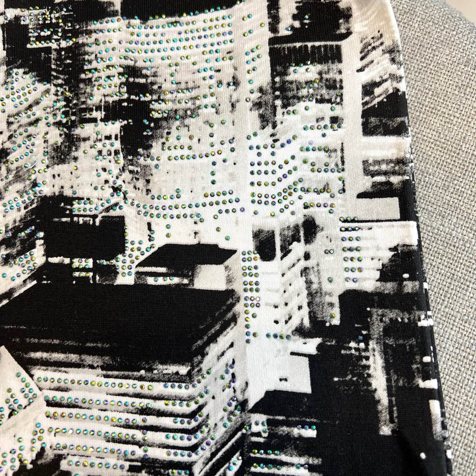 Alexander Wang亚历山大、纽约天际线水晶烫印 T 恤棉质面料，正面是黑白城市天际线印花，现代