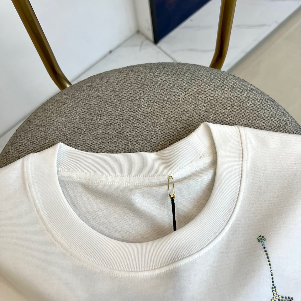 Alexander Wang亚历山大、纽约天际线水晶烫印 T 恤棉质面料，正面是黑白城市天际线印花，现代