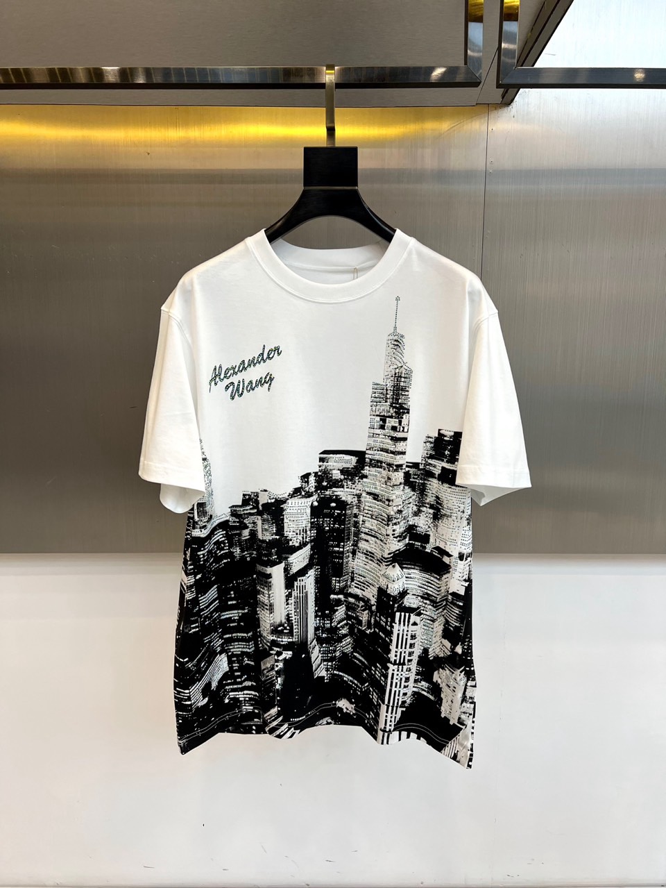 Alexander Wang亚历山大、纽约天际线水晶烫印 T 恤棉质面料，正面是黑白城市天际线印花，现代