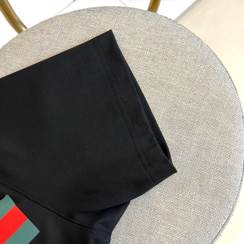 Gucci、2026春夏男士T恤，同步发售。以经典圆领与利落短袖剪裁，诠释简约舒适的日常廓形。灵感源自中