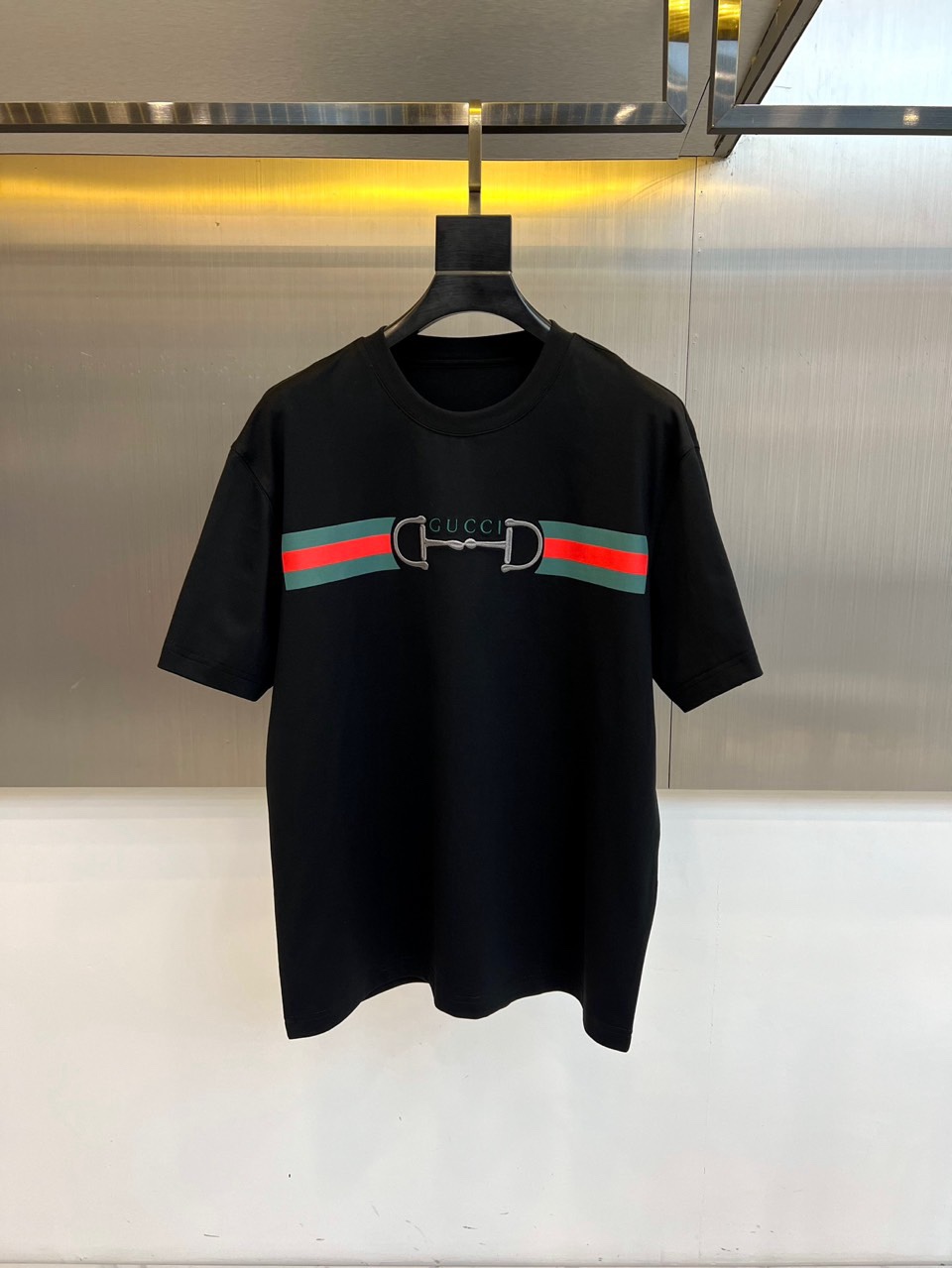 Gucci、2026春夏男士T恤，同步发售。以经典圆领与利落短袖剪裁，诠释简约舒适的日常廓形。灵感源自中