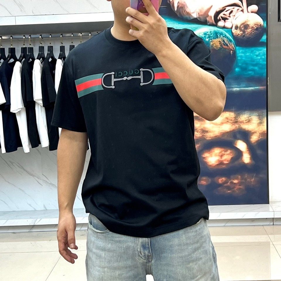 Gucci、2026春夏男士T恤，同步发售。以经典圆领与利落短袖剪裁，诠释简约舒适的日常廓形。灵感源自中