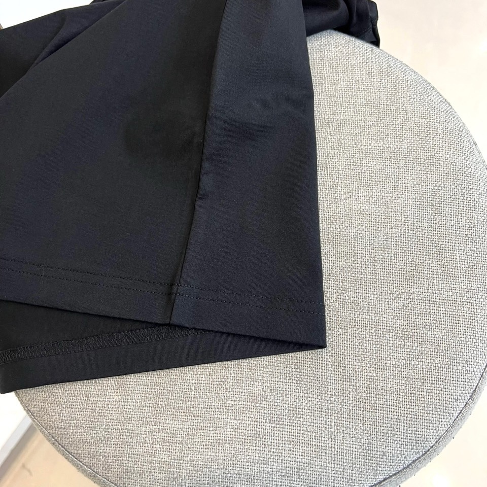 Gucci、2026春夏男士T恤，同步发售。以经典圆领与利落短袖剪裁，诠释简约舒适的日常廓形。灵感源自中