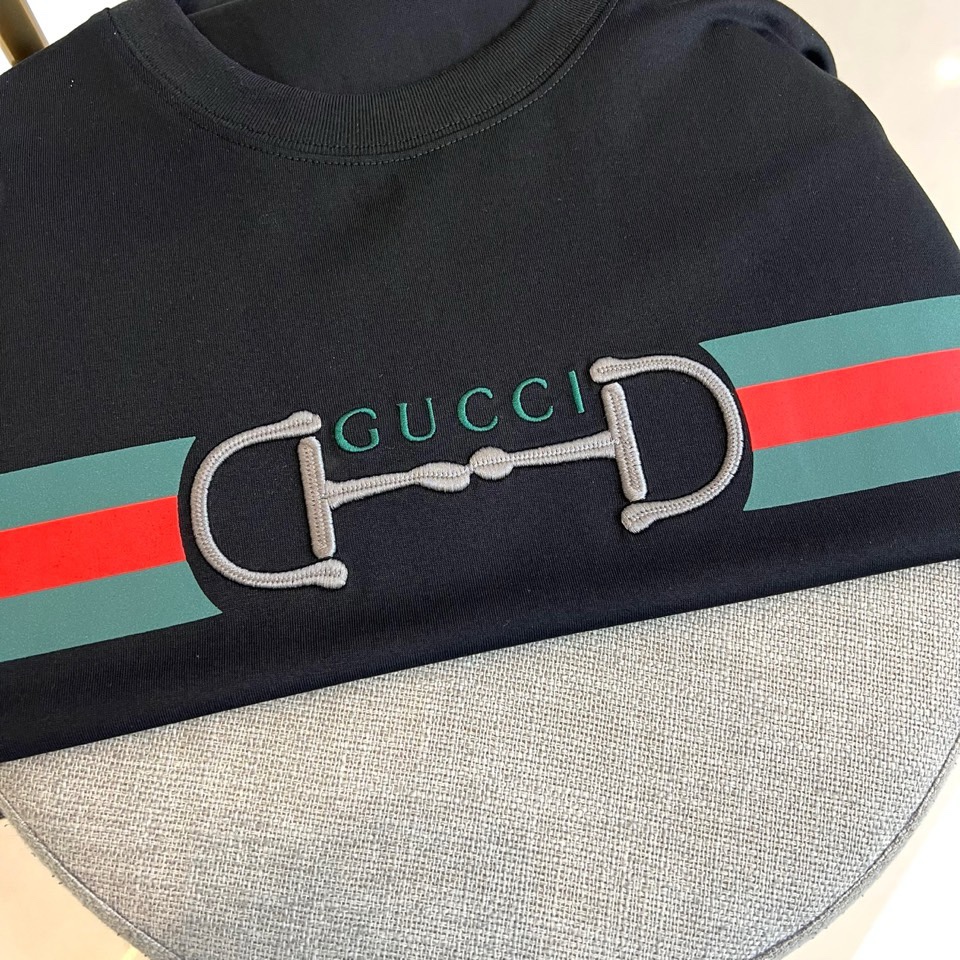 Gucci、2026春夏男士T恤，同步发售。以经典圆领与利落短袖剪裁，诠释简约舒适的日常廓形。灵感源自中