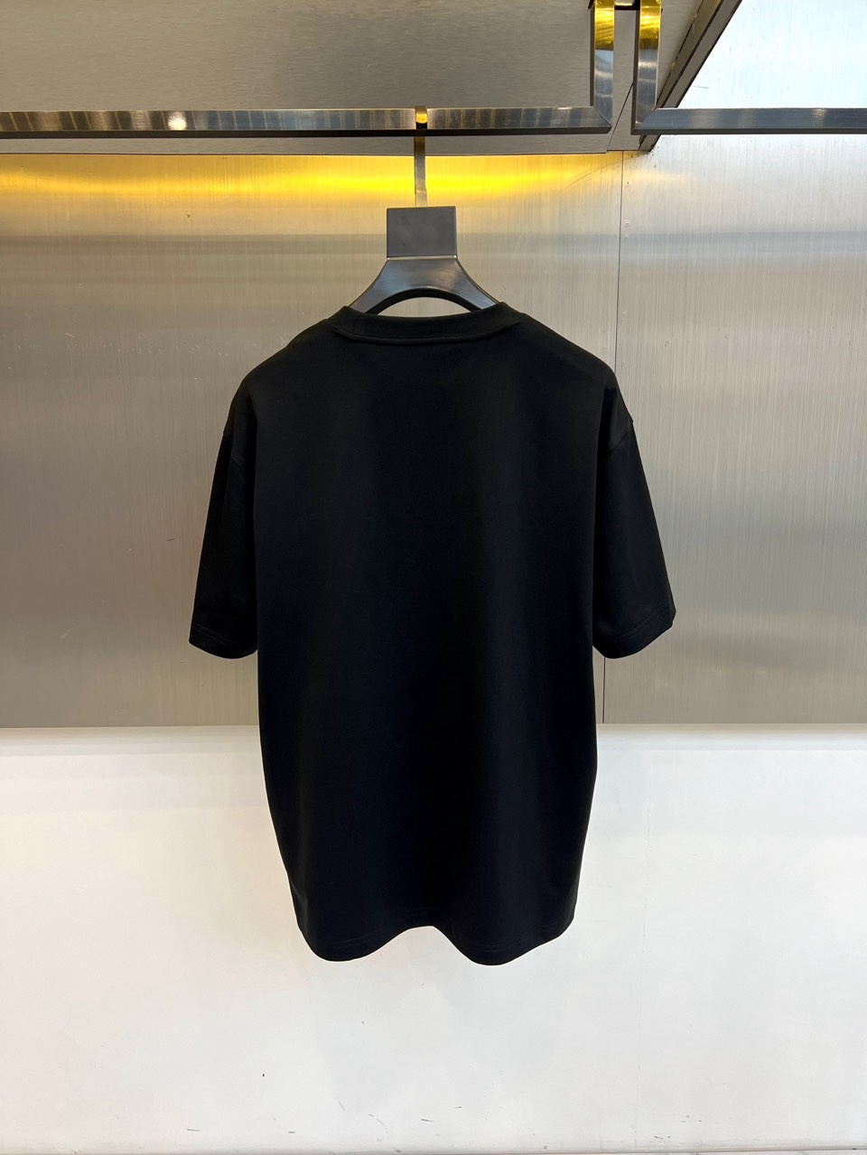 Gucci、2026春夏男士T恤，同步发售。以经典圆领与利落短袖剪裁，诠释简约舒适的日常廓形。灵感源自中