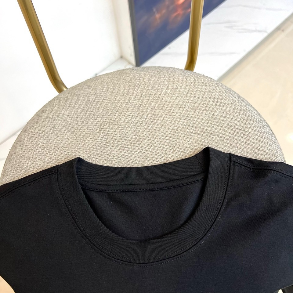 Gucci、2026春夏男士T恤，同步发售。以经典圆领与利落短袖剪裁，诠释简约舒适的日常廓形。灵感源自中