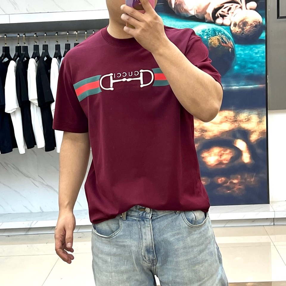 Gucci、2026春夏男士T恤，同步发售。以经典圆领与利落短袖剪裁，诠释简约舒适的日常廓形。灵感源自中