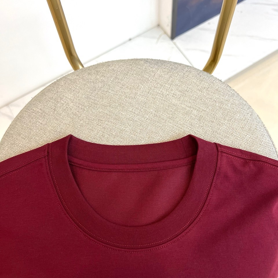 Gucci、2026春夏男士T恤，同步发售。以经典圆领与利落短袖剪裁，诠释简约舒适的日常廓形。灵感源自中