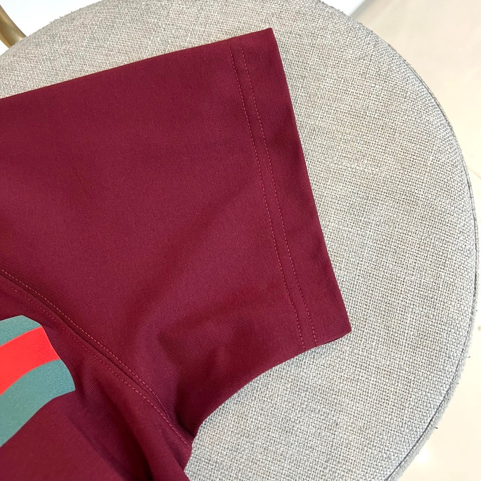 Gucci、2026春夏男士T恤，同步发售。以经典圆领与利落短袖剪裁，诠释简约舒适的日常廓形。灵感源自中