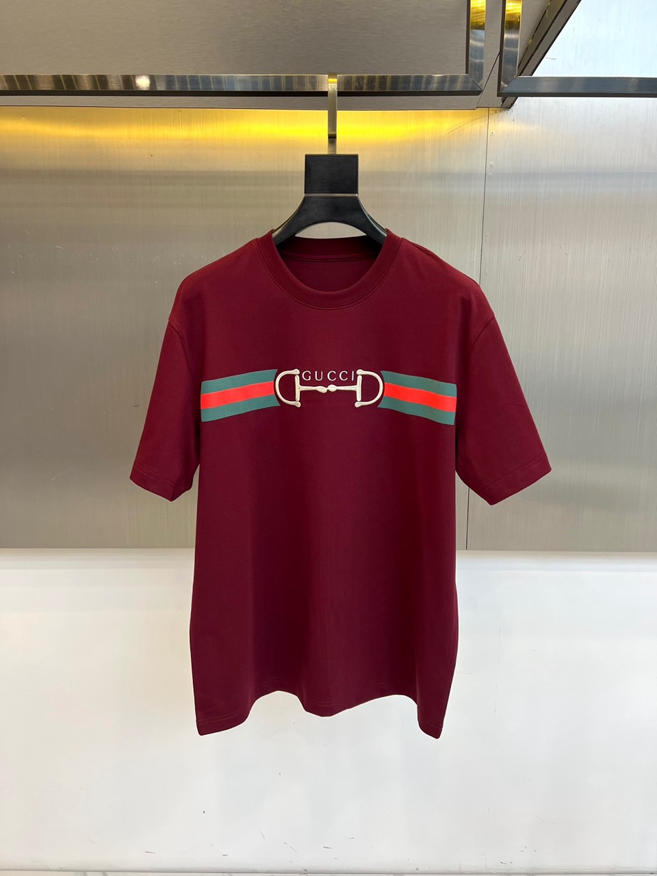 Gucci、2026春夏男士T恤，同步发售。以经典圆领与利落短袖剪裁，诠释简约舒适的日常廓形。灵感源自中