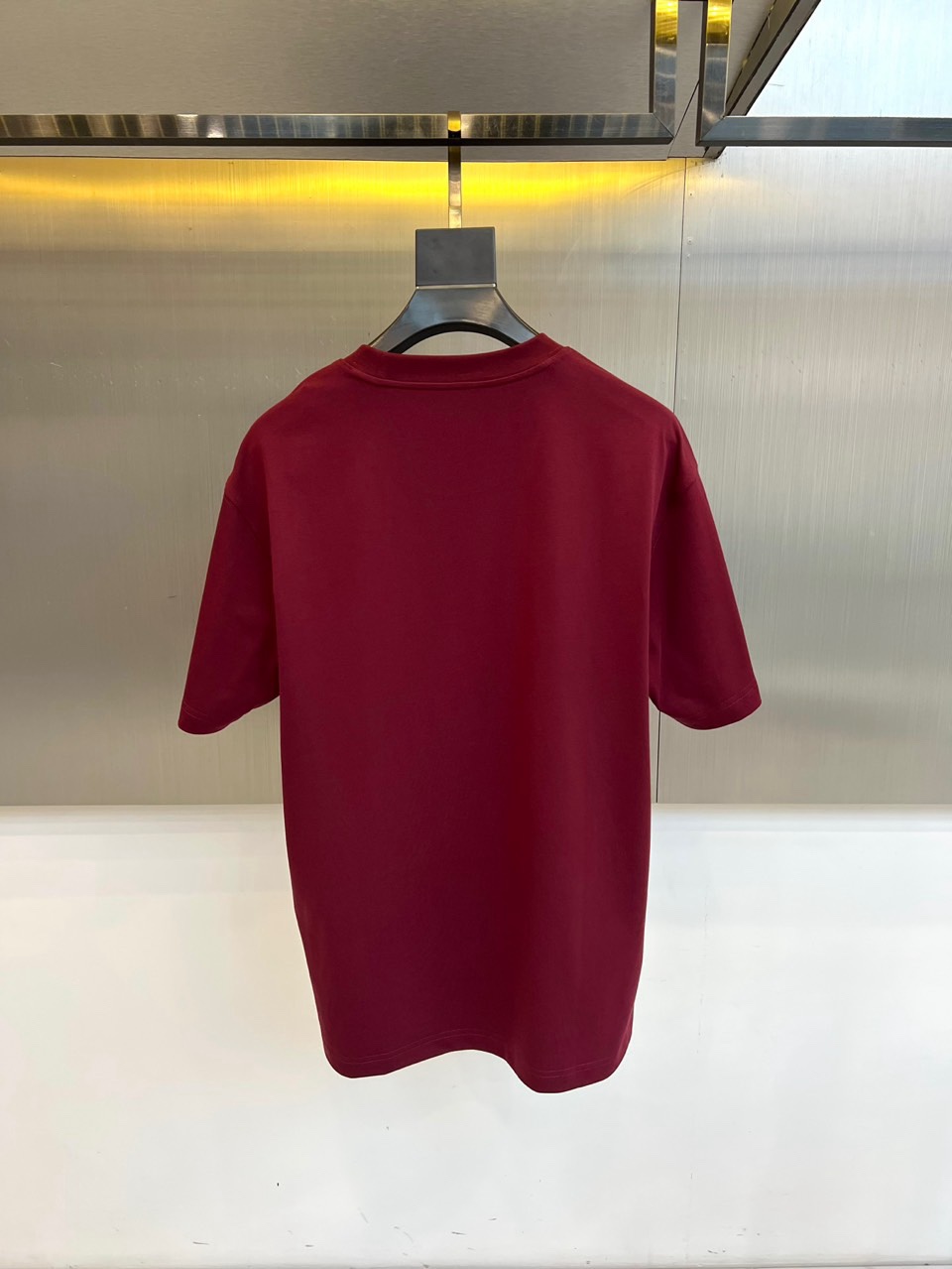 Gucci、2026春夏男士T恤，同步发售。以经典圆领与利落短袖剪裁，诠释简约舒适的日常廓形。灵感源自中