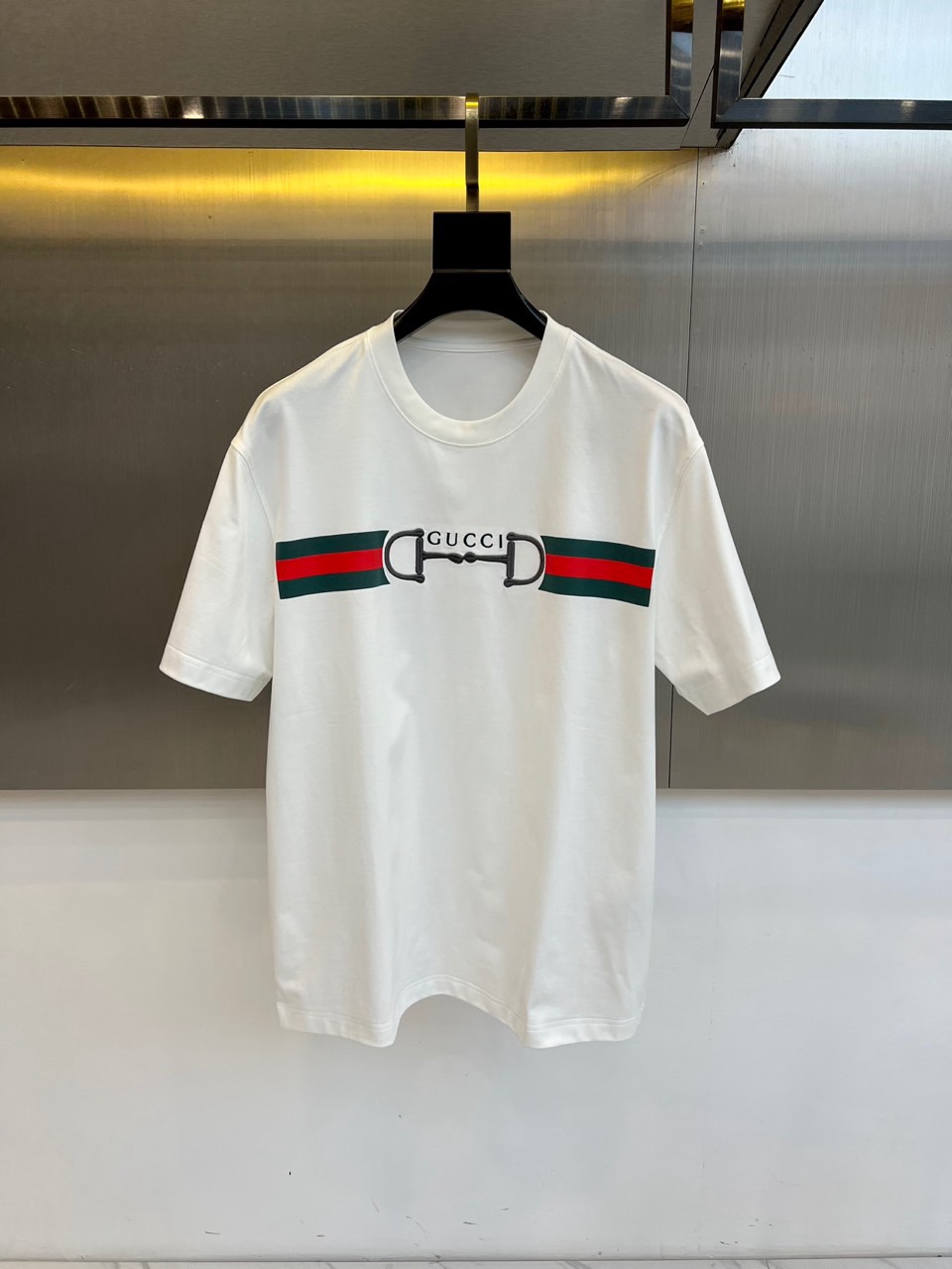 Gucci、2026春夏男士T恤，同步发售。以经典圆领与利落短袖剪裁，诠释简约舒适的日常廓形。灵感源自中