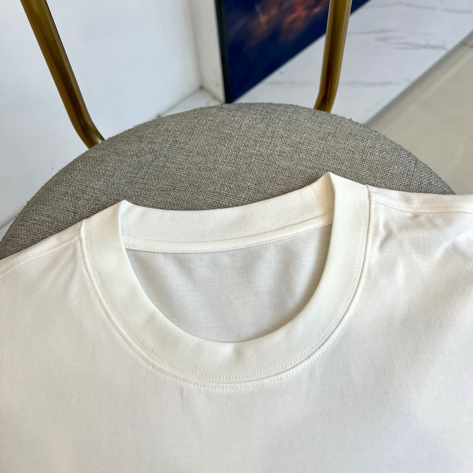 Gucci、2026春夏男士T恤，同步发售。以经典圆领与利落短袖剪裁，诠释简约舒适的日常廓形。灵感源自中