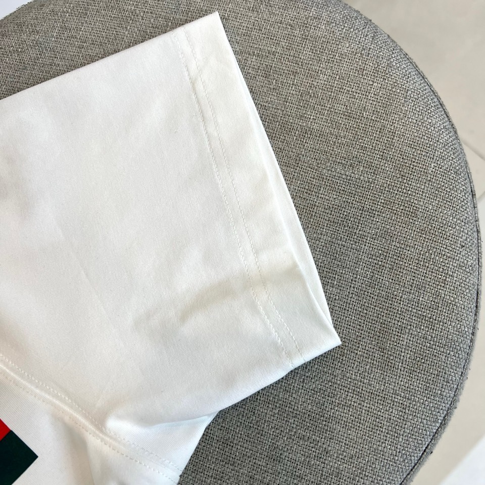 Gucci、2026春夏男士T恤，同步发售。以经典圆领与利落短袖剪裁，诠释简约舒适的日常廓形。灵感源自中