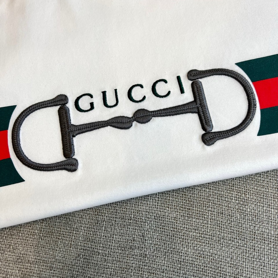 Gucci、2026春夏男士T恤，同步发售。以经典圆领与利落短袖剪裁，诠释简约舒适的日常廓形。灵感源自中