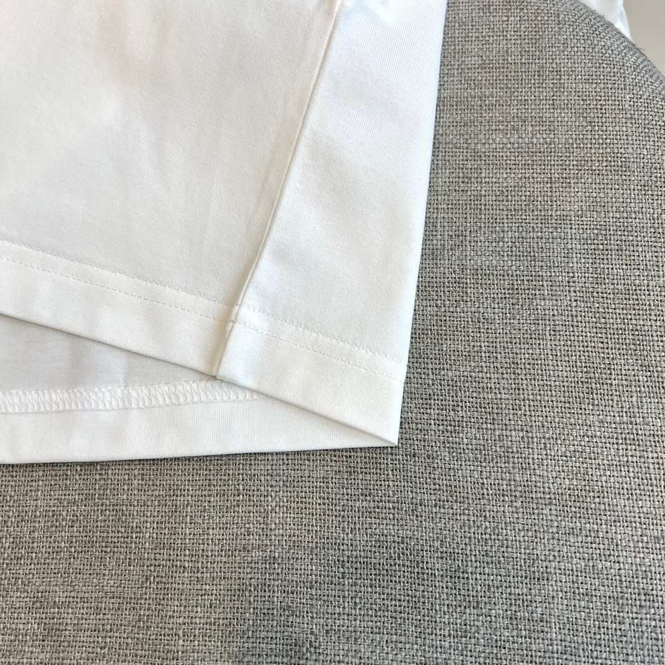 Gucci、2026春夏男士T恤，同步发售。以经典圆领与利落短袖剪裁，诠释简约舒适的日常廓形。灵感源自中